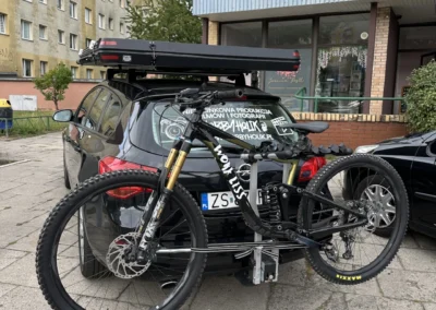 samochód z bagażnikiem rowerowym