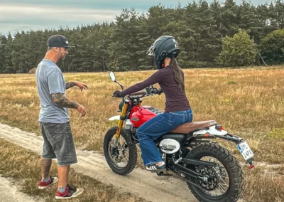 Motocyklistka