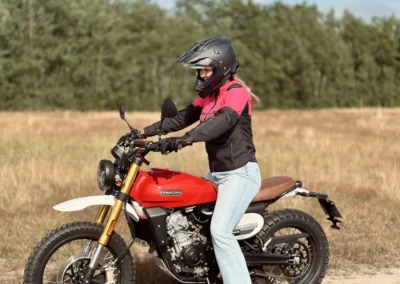 Motocyklistka