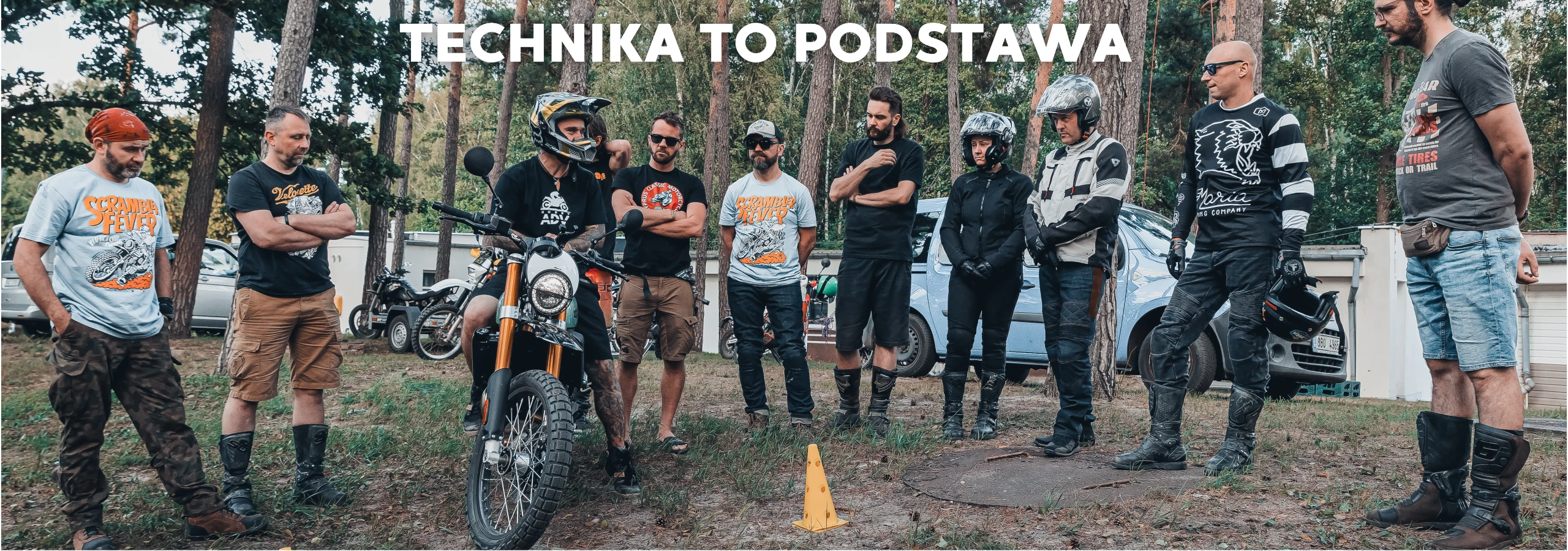 napis plus motocyklista