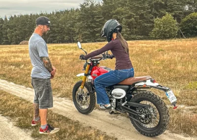 Motocyklistka