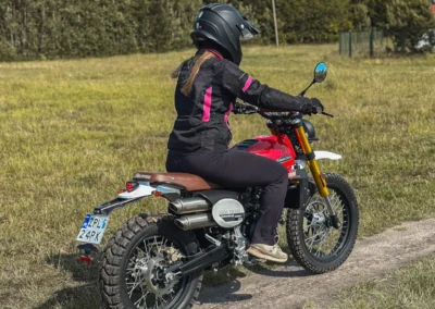 Motocyklistka
