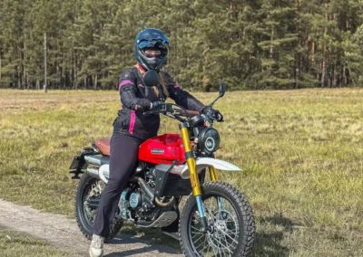 Motocyklistka
