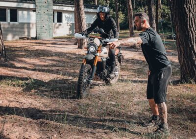 motocykliści podczas szkolenia adv