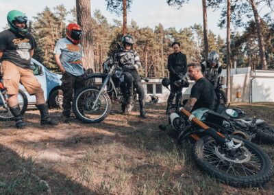 motocykliści podczas szkolenia adv