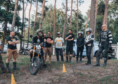 motocykliści podczas szkolenia adv
