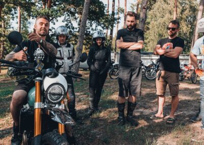 motocykliści podczas szkolenia adv