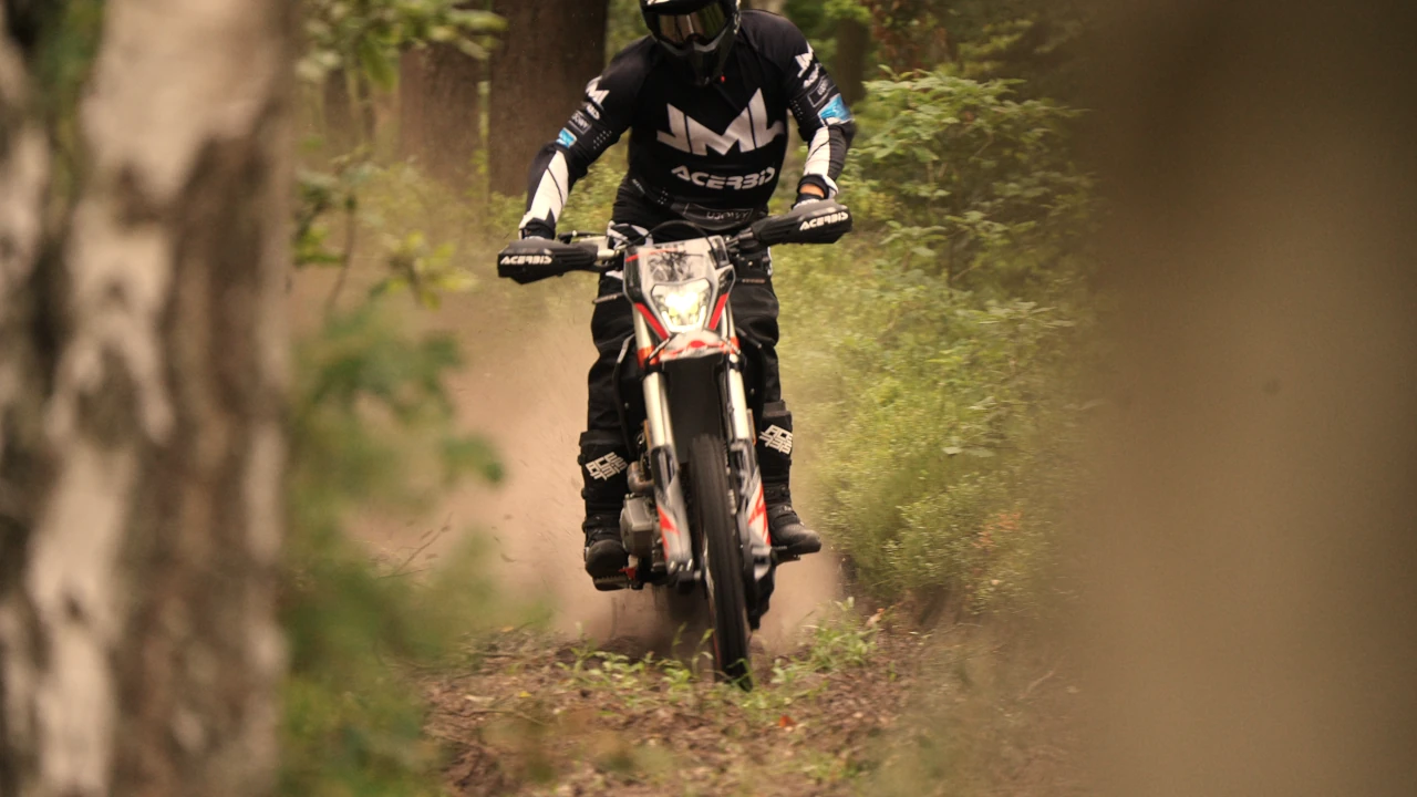 Motocykl JML motocyklista na treningu