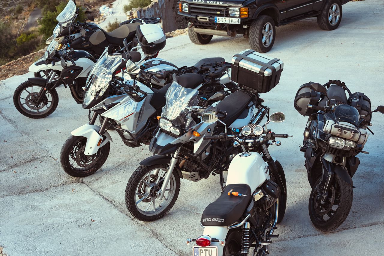 motocykle w hiszpanii na drodze