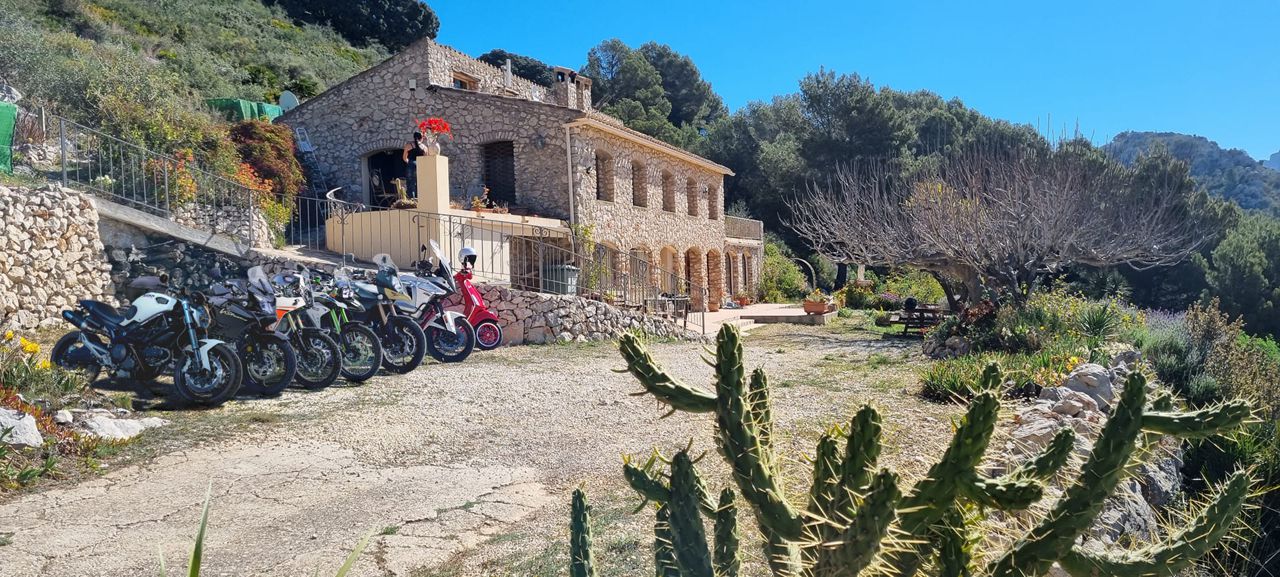 motocykle w hiszpanii przy drodze