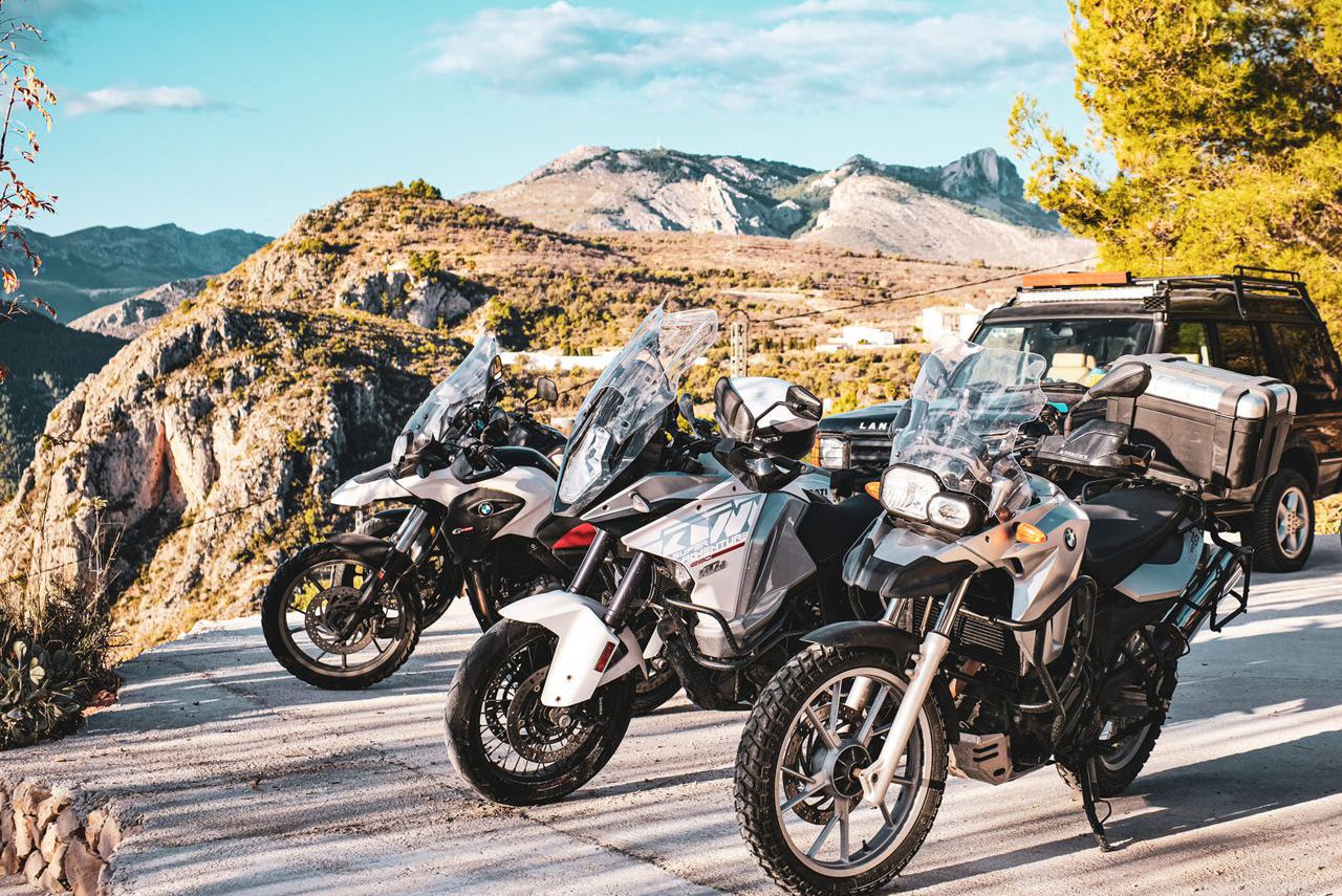 motocykle w hiszpanii stoją na drodze