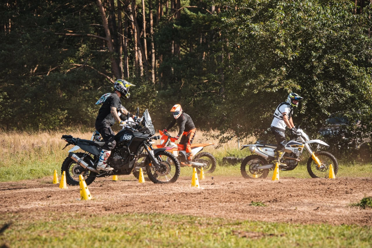 Szkolenie motocyklowe motocykliści podczas szkolenia