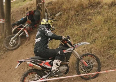 motocykliści w terenie