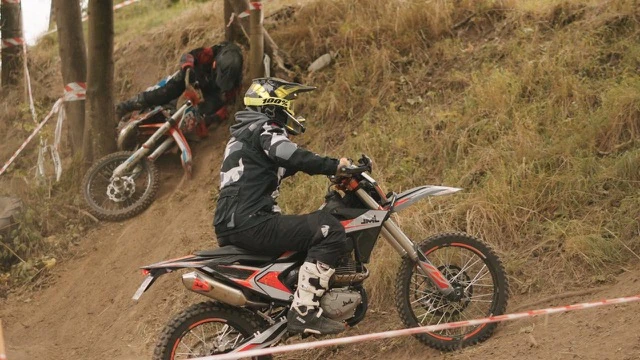 motocykliści w terenie