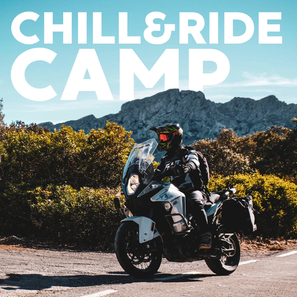Chill & Ride Camp motocyklista na hiszpańskiej drodze