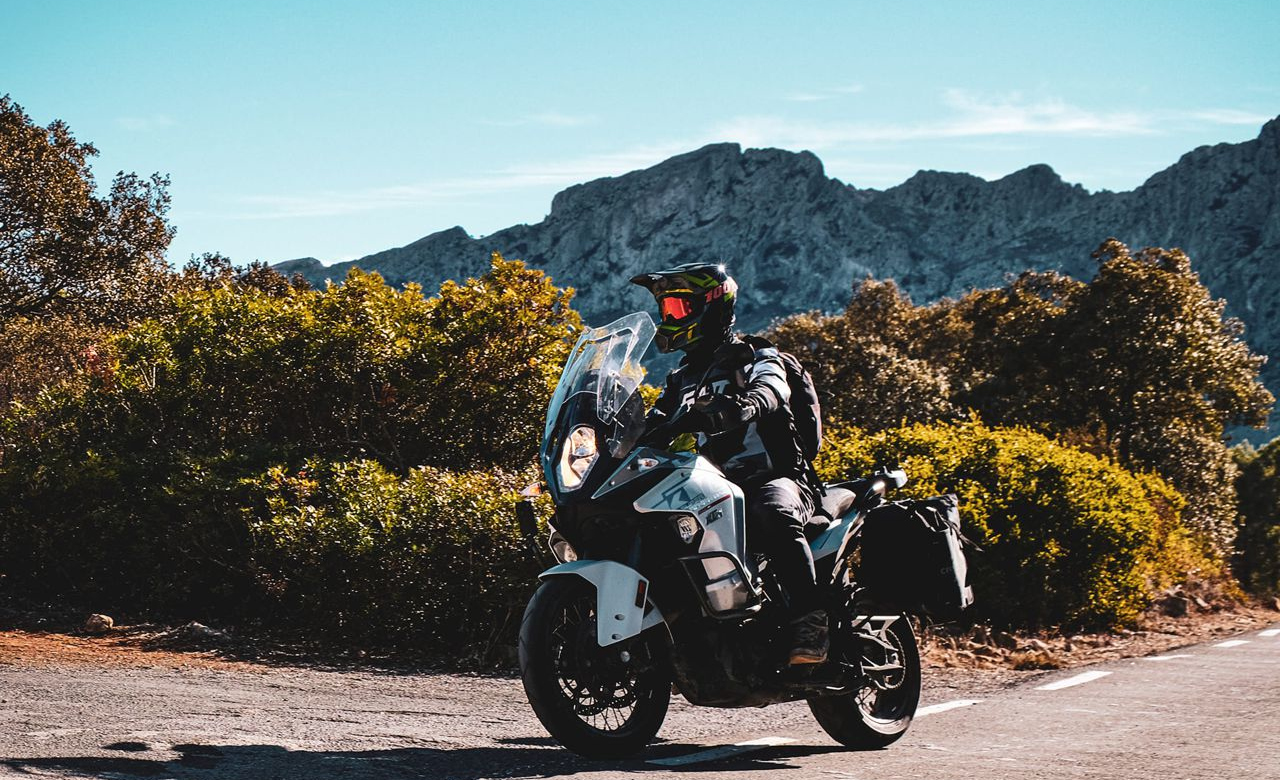 motocyklista na zakręcie w hiszpanii