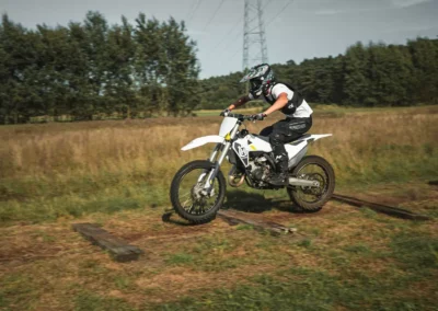 szkolenie motocyklowe na polu