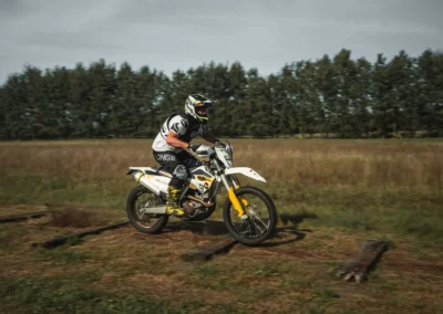 szkolenie motocyklowe na polu