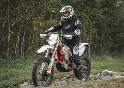 szkolenie motocyklowe na polu