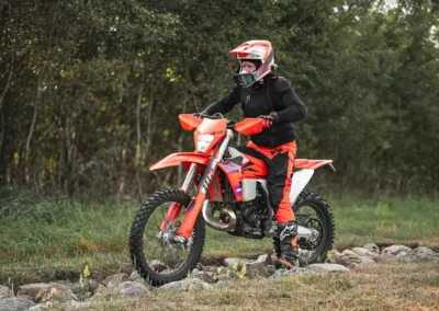 szkolenie motocyklowe na polu
