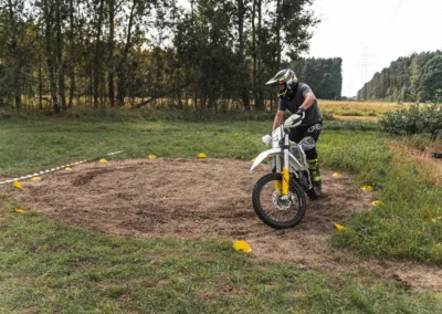szkolenie motocyklowe na polu