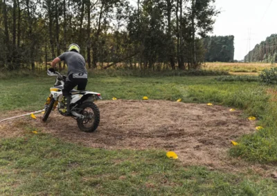 szkolenie motocyklowe na polu