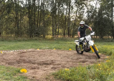 szkolenie motocyklowe na polu