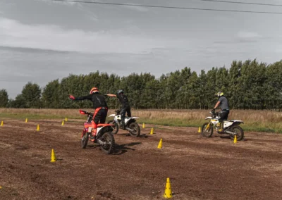 szkolenie motocyklowe na polu