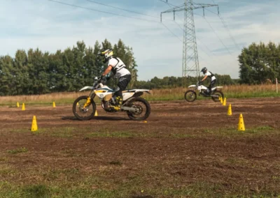 Szkolenie motocyklowe na polu
