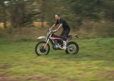 szkolenie motocyklowe na polu
