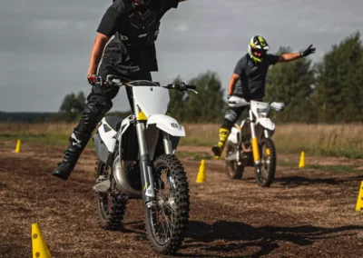 szkolenie motocyklowe na polu