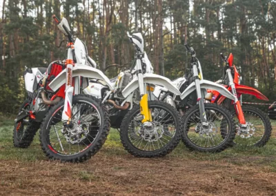 Szkolenie motocyklowe na polu