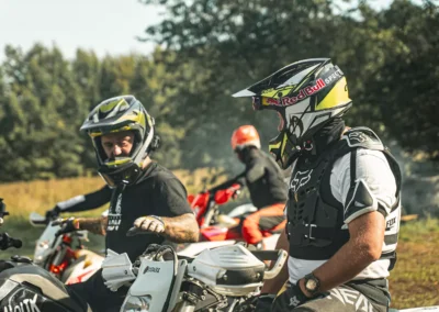 Szkolenie motocyklowe na polu