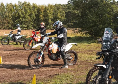 Szkolenie motocyklowe na polu