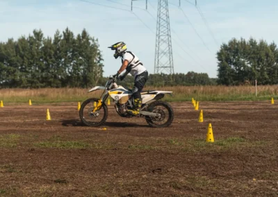 Szkolenie motocyklowe na polu