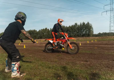 Szkolenie motocyklowe na polu