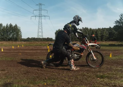 Szkolenie motocyklowe na polu