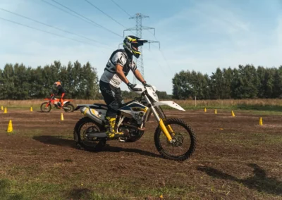 Szkolenie motocyklowe na polu