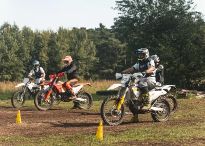 Szkolenie motocyklowe na polu