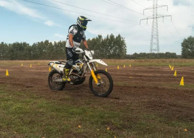 Szkolenie motocyklowe na polu