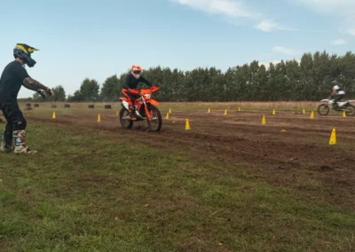 Szkolenie motocyklowe na polu