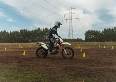 Szkolenie motocyklowe na polu
