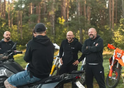 szkolenie motocyklowe na polu