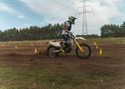 Szkolenie motocyklowe na polu