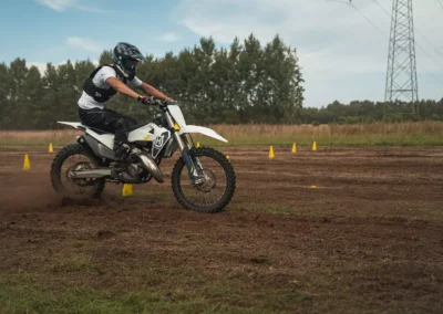 Szkolenie motocyklowe na polu