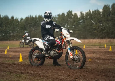 Szkolenie motocyklowe na polu