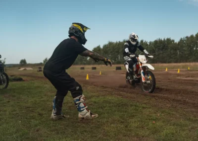 Szkolenie motocyklowe na polu