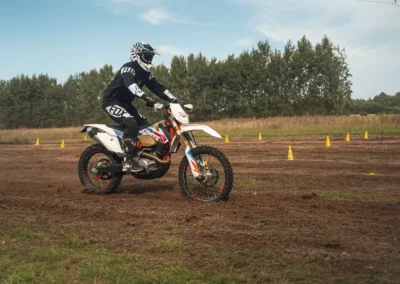 Szkolenie motocyklowe na polu