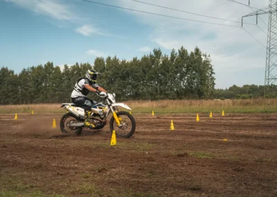 Szkolenie motocyklowe na polu