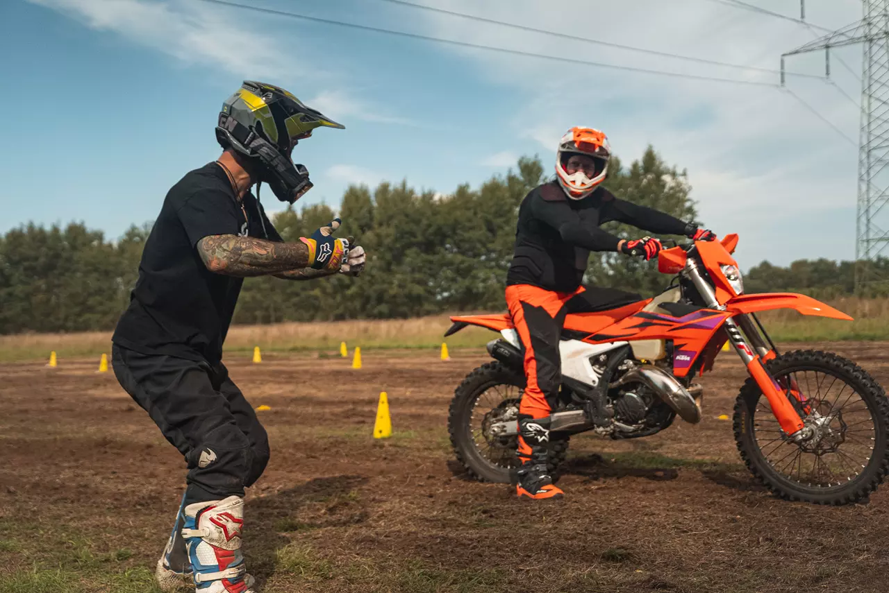 Szkolenie motocyklowe na polu